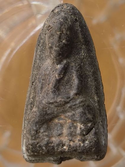 พระผงจันทร์ลอยเนื้อแห้งเก่าค่ะ