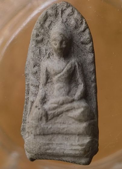 พระผงจันทร์ลอยเนื้อแห้งเก่าค่ะ