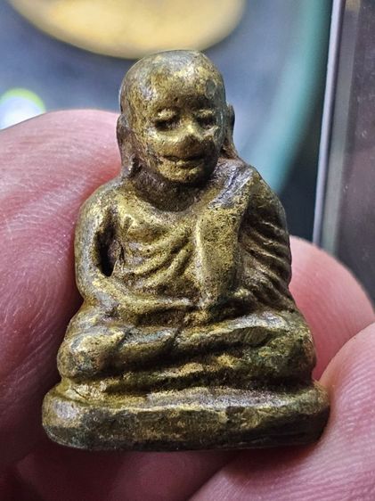 หลวงพ่อเงิน วัดบางคลาน พิมพ์นิยม มีมือรองนั่ง เนื้อเหลืองอมเขียว พระมีความเก่าถึงยุคหลวงพ่อเงินครับ