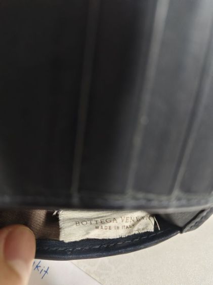 กระเป๋าสตางค์ผู้ชาย Bottega Veneta ของแท้ 💯
Made in Italy 🇮🇹
รุ่น 8 Card สีกรมท่า (Navy Blue)
หนังลูกวัวแท้ นุ่ม เรียบหรู
ดีไซน์คลาสสิก  รูปที่ 5