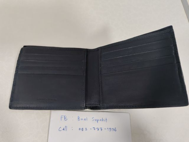 กระเป๋าสตางค์ผู้ชาย Bottega Veneta ของแท้ 💯
Made in Italy 🇮🇹
รุ่น 8 Card สีกรมท่า (Navy Blue)
หนังลูกวัวแท้ นุ่ม เรียบหรู
ดีไซน์คลาสสิก  รูปที่ 2