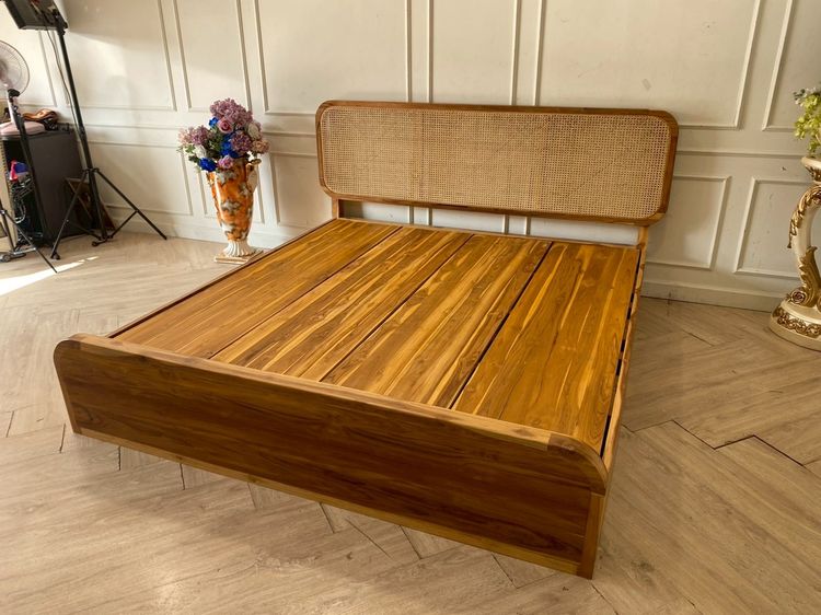 เตียง 6 ฟุต ไม้สัก หัวเตียงไม้หวายสานตาข่าย พร้อมลิ้นชักข้างเตียง รูปที่ 3