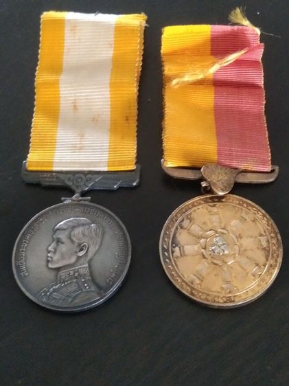 เหรียญพระธรรมจักร 2500 พุทธศตวรรษเนื้อเงินกะไหล่ทอง      เหรียญเนื้อเงินปี 2515