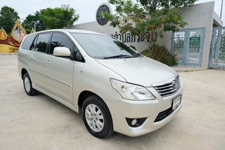 TOYOTA INNOVA 2.0G เกียร์ออโต้ สีบรอนซ์เงิน เบาะหนังสีครีม ปี 2015