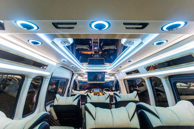 Toyota Commuter 2025 2.8 Van ดีเซล เกียร์อัตโนมัติ ขาว รูปที่ 2