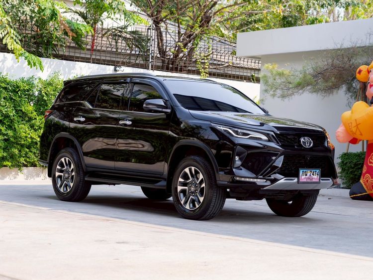 รถ Toyota Fortuner 2.4 Leader V สี ดำ