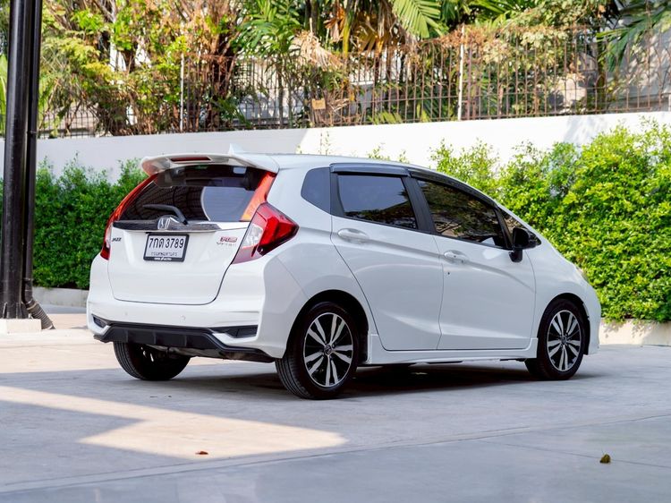 Honda Jazz 2018 1.5 RS i-VTEC Sedan เบนซิน ไม่ติดแก๊ส เกียร์อัตโนมัติ ขาว รูปที่ 4