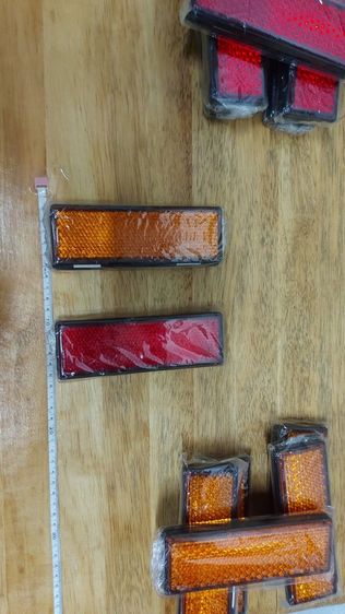 ทับทิมสะท้อนแสงใช้ติดรถบรรทุกหรือรถกู้ภัย ขนาดดังภาพ มี2สี(1.สีเหลือง2.สีแดง)ซื้อมาราคาอันละ75บ.แถวร้านสี่แยกวรจักรขอส่งต่ออันละ30บ.เน้นโทรถาม ไม่สะดวกพิมพ์