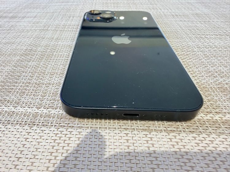 iPhone 13 สีดำ 128 ตำหนิหน้าจอเป็นเส้นด้านซ้ายมือสุด รูปที่ 2