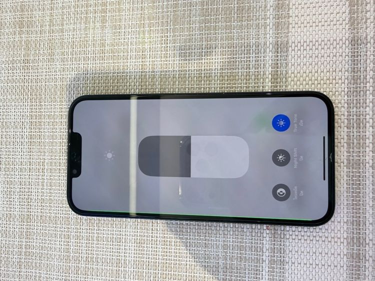 iPhone 13 สีดำ 128 ตำหนิหน้าจอเป็นเส้นด้านซ้ายมือสุด รูปที่ 8