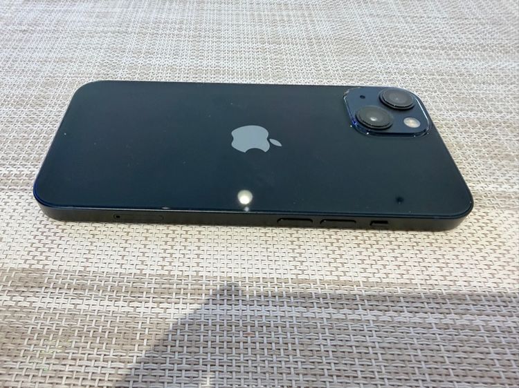 iPhone 13 สีดำ 128 ตำหนิหน้าจอเป็นเส้นด้านซ้ายมือสุด รูปที่ 3