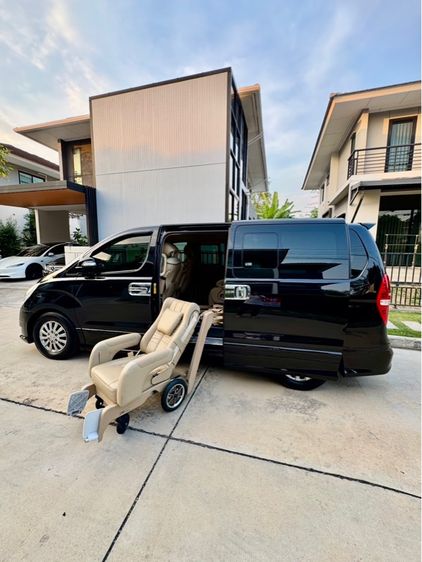 Hyundai H-1 2017 2.5 Deluxe Van ดีเซล ไม่ติดแก๊ส เกียร์อัตโนมัติ ดำ รูปที่ 2