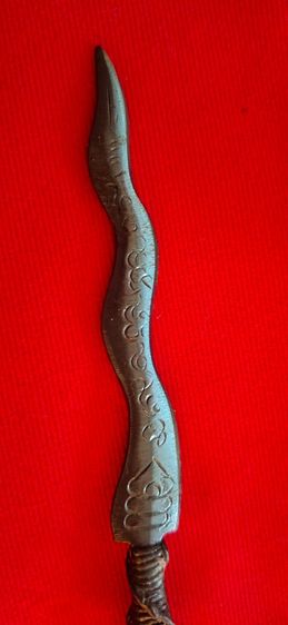 กริชเหล็กน้ำพี้  สลักอักขระ รูปที่ 4