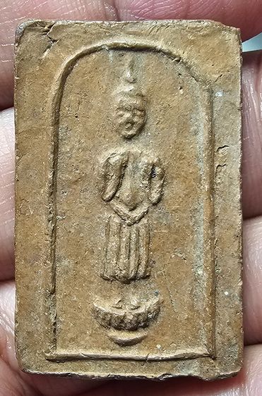 พระประจำวัน คุณแม่บุญเรือน พิมพ์ปางห้ามสมุทร พิมพ์ใหญ่หลังยันต์ เนื้อดิน ปี 2499  รูปที่ 3