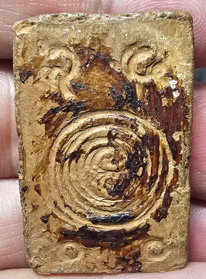 พระประจำวัน คุณแม่บุญเรือน พิมพ์ปางห้ามสมุทร พิมพ์ใหญ่หลังยันต์ เนื้อดิน ปี 2499  รูปที่ 2