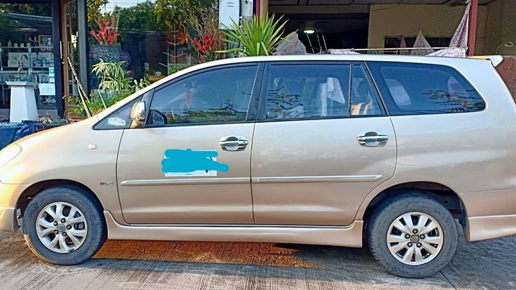 รถ Toyota Innova 2.5 V สี บรอนซ์ทอง