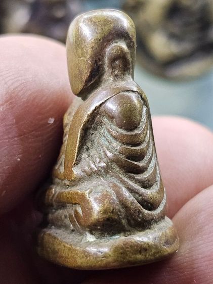 หลวงพ่อเงิน วัดบางคลาน พิมพ์นิยม มีมือรองนั่ง สภาพผ่านใช้ เก่าถึงยุคหลวงพ่อเงินครับ รูปที่ 5