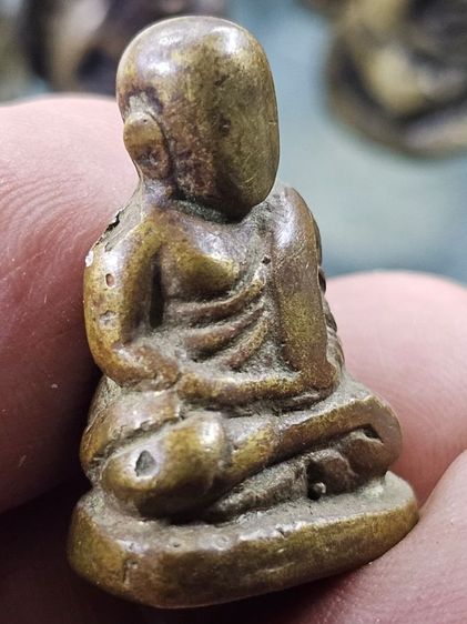 หลวงพ่อเงิน วัดบางคลาน พิมพ์นิยม มีมือรองนั่ง สภาพผ่านใช้ เก่าถึงยุคหลวงพ่อเงินครับ รูปที่ 3