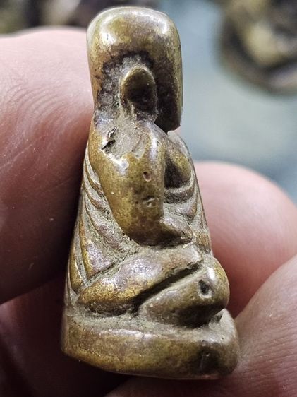 หลวงพ่อเงิน วัดบางคลาน พิมพ์นิยม มีมือรองนั่ง สภาพผ่านใช้ เก่าถึงยุคหลวงพ่อเงินครับ รูปที่ 6