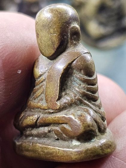 หลวงพ่อเงิน วัดบางคลาน พิมพ์นิยม มีมือรองนั่ง สภาพผ่านใช้ เก่าถึงยุคหลวงพ่อเงินครับ รูปที่ 4