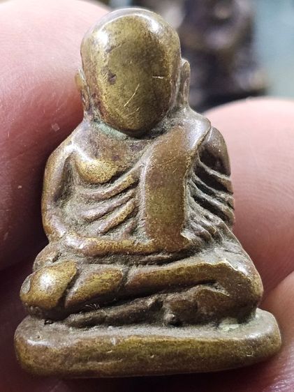 หลวงพ่อเงิน วัดบางคลาน พิมพ์นิยม มีมือรองนั่ง สภาพผ่านใช้ เก่าถึงยุคหลวงพ่อเงินครับ