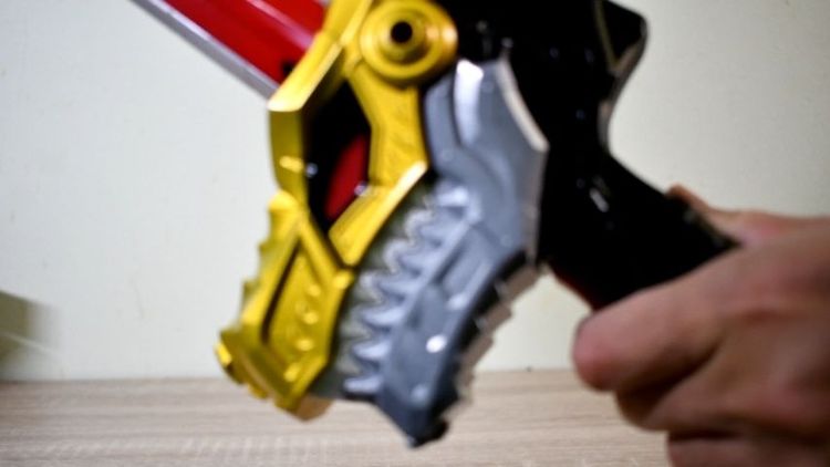 ดาบไดโนเสาร์ DX RyusouKen จากซีรีส์ Kishiryu Sentai Ryusouger