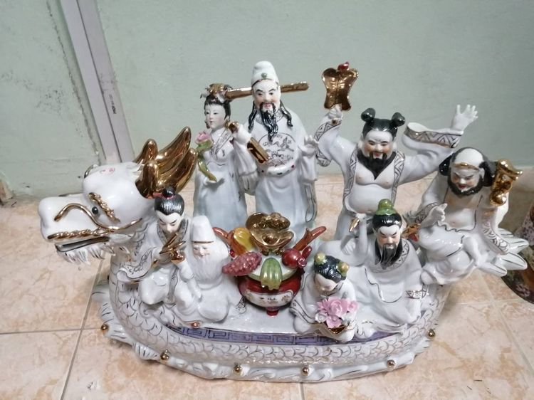 โป๊ยเซียน (แปดเซียน) นั่งเรือมังกร ข้ามทะเล ขนาด15นิัว เป็นเซรามิกวัตถุมงคลจีนของแท้ เก่าเก็บในกล่องเดิมหุ้มด้วยฟางแห้งกว่า30ปี สภาพสวยงาม