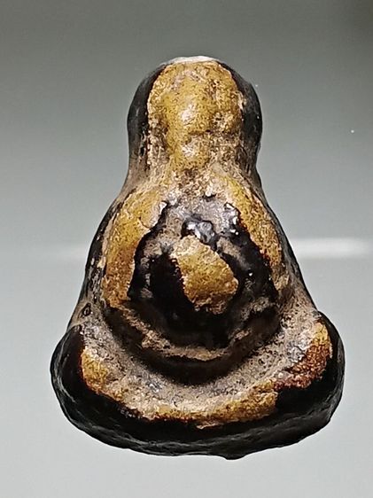 พระปิดตาหลวงปู่ยิ้ม วัดหนองบัว จ.กาญจนบุรี ยุคแรก อายุกว่าร้อยปี ลงรักเก่าเนื้อจัดมาก หาชมยาก พบน้อย รูปที่ 3