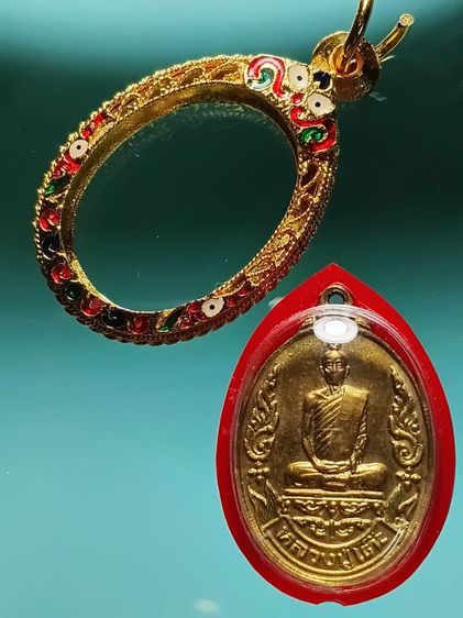 เหรียญหลวงปู่โต๊ะ รุ่นเยือนอินเดีย ปี19 เนื้อเปียกทอง สภาพสวยมาก พระเก็บเก่าไม่ผ่านการใช้ น่าสะสม รูปที่ 3