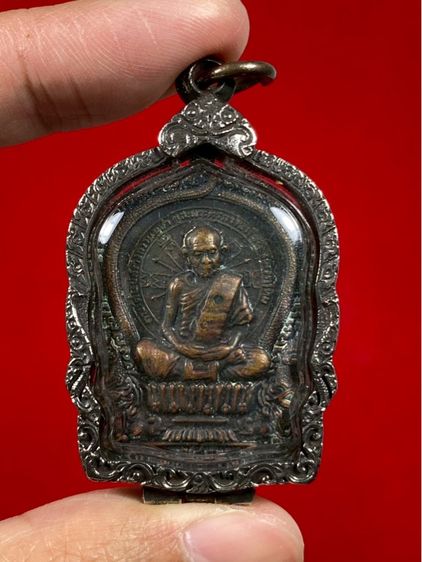 🔺เหรียญนั่งพาน หลวงปู่ทิม อิสริโก วัดละหารไร่ จังหวัดระยอง รุ่นฉลองอายุครบ 8 รอบ ปีพ.ศ. 2518 ครับ