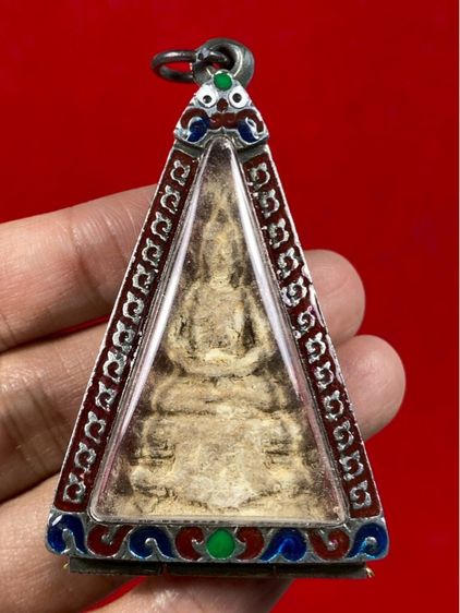 🔥 พระกรุวัดสามปลื้ม พิมพ์สามเหลี่ยมใหญ่ เป็นพระเนื้อผงสีขาวผสมน้ำมัน มีเนื้อละเอียด สวยงาม พร้อมเลี่ยม