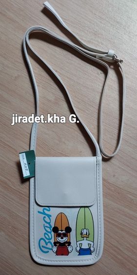 กระเป๋าใส่โทรศัพท์ แบบสะพาย ขนาดเพียง 19×13.5 cm. สายกระเป๋าปรับระดับได้ ทำจากหนังนิ่ม สินค้าคัดมาจากคลังสินค้าญี่ปุ่น