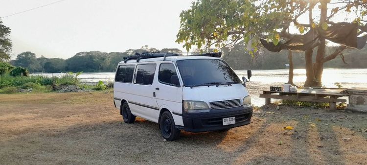 รถ Toyota Hiace 2.5 สี ขาว
