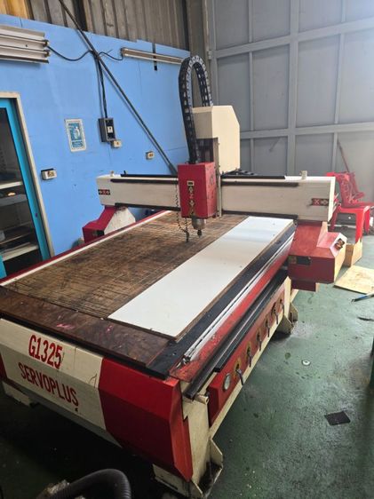เครื่อง CNC Router รุ่น G1325 จาก แบรนด์ SERVOPLUS
สำหรับงานแกะสลักและตัดวัสดุ เช่น ไม้ พลาสวูด หรืออะคริลิค มาพร้อมกับโต๊ะทำงานระบบแวคคั่ม (Vacuum working table) เพื่อช่วยยึดชิ้นงานให้แน่น ส่งต่อ89000