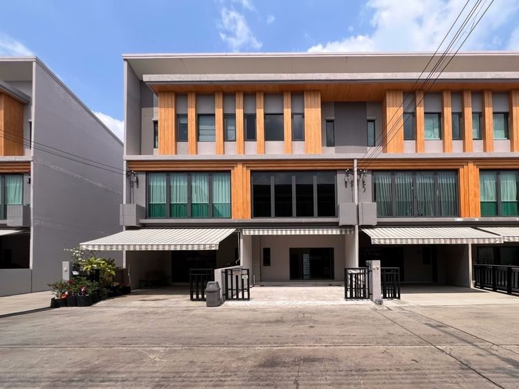 ขายพรีเมียมทาวน์โฮม 3 ชั้น โครงการ EIGEN ไอเจ้นท์ พัฒนาการ บ้านใหม่ไม่เคยเข้าอยู่