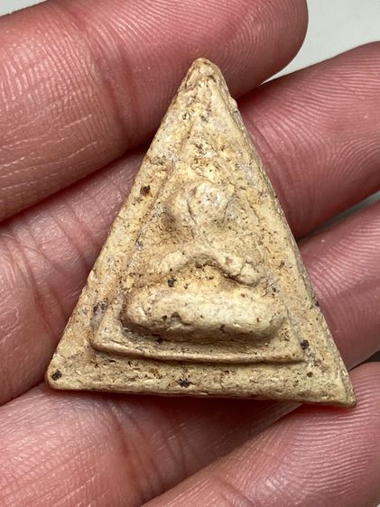 พระปิดตาเนื้อผงสามเหลี่ยม