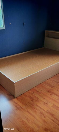 ขายเตียงไม้sbfurnitureขนาด 3.5 ฟุตวัสดุไม้ปาร์ติเกิลสไตร์มินิมอล พร้อมชั้นวางของบนหัวเตียง (สภาพดี)สี lightoakฐานเตียงแบบทึบนัดรับที่สายไหม รูปที่ 10