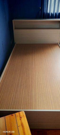 ขายเตียงไม้sbfurnitureขนาด 3.5 ฟุตวัสดุไม้ปาร์ติเกิลสไตร์มินิมอล พร้อมชั้นวางของบนหัวเตียง (สภาพดี)สี lightoakฐานเตียงแบบทึบนัดรับที่สายไหม รูปที่ 4