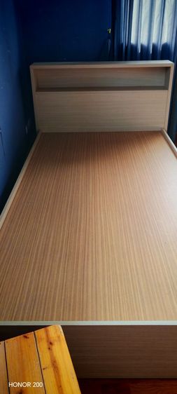 ขายเตียงไม้sbfurnitureขนาด 3.5 ฟุตวัสดุไม้ปาร์ติเกิลสไตร์มินิมอล พร้อมชั้นวางของบนหัวเตียง (สภาพดี)สี lightoakฐานเตียงแบบทึบนัดรับที่สายไหม