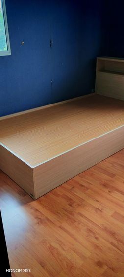 ขายเตียงไม้sbfurnitureขนาด 3.5 ฟุตวัสดุไม้ปาร์ติเกิลสไตร์มินิมอล พร้อมชั้นวางของบนหัวเตียง (สภาพดี)สี lightoakฐานเตียงแบบทึบนัดรับที่สายไหม รูปที่ 8