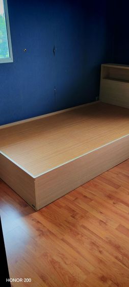 ขายเตียงไม้sbfurnitureขนาด 3.5 ฟุตวัสดุไม้ปาร์ติเกิลสไตร์มินิมอล พร้อมชั้นวางของบนหัวเตียง (สภาพดี)สี lightoakฐานเตียงแบบทึบนัดรับที่สายไหม รูปที่ 3