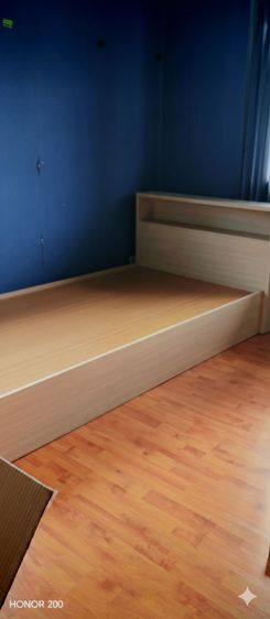 ขายเตียงไม้sbfurnitureขนาด 3.5 ฟุตวัสดุไม้ปาร์ติเกิลสไตร์มินิมอล พร้อมชั้นวางของบนหัวเตียง (สภาพดี)สี lightoakฐานเตียงแบบทึบนัดรับที่สายไหม รูปที่ 11