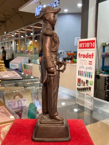 พระบรมรูปหล่อ เสด็จเตี่ย กรมหลวงชุมพรฯ ที่ระลึก ๖๐ ปี โรงเรียนสิงห์สมุทร สัตหีบ ชลบุรี พ.ศ.๒๕๕๐ สูง ๑๒ นิ้ว หมายเลข ๑,๙๐๔ สวยครับ รูปที่ 4