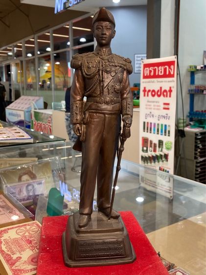 พระบรมรูปหล่อ เสด็จเตี่ย กรมหลวงชุมพรฯ ที่ระลึก ๖๐ ปี โรงเรียนสิงห์สมุทร สัตหีบ ชลบุรี พ.ศ.๒๕๕๐ สูง ๑๒ นิ้ว หมายเลข ๑,๙๐๔ สวยครับ รูปที่ 2