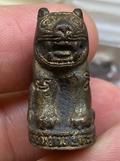 เสือ ไหว้ครู หลวงปู่หงษ์ พรหมปัญโญ สุสานทุ่งมน สุรินทร์ พ.ศ.๒๕๕๗ กล่องเดิม สวยครับ