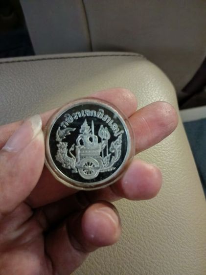 เหรียญที่ระลึกกรมหลวงชุมพรเขตอุดมศักดิ์ เนื้อเงินขัดเงา รุ่นสร้างอนุสาวรีย์ ณ แหลมสนอ่อน จ.สงขลา ปี 2536

 รูปที่ 3