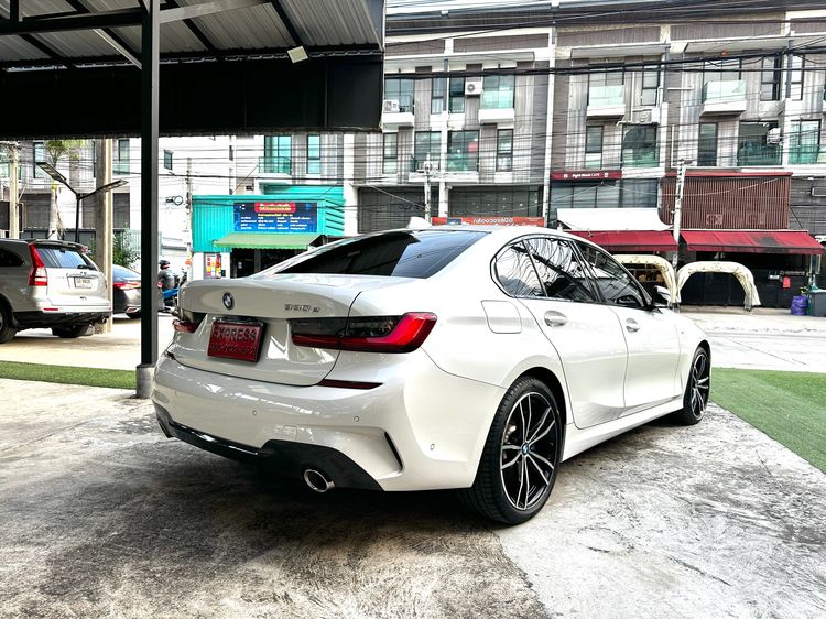BMW Series 3 2021 330e Sedan ปลั๊กอินไฮบริด (PHEV) ไม่ติดแก๊ส เกียร์อัตโนมัติ ขาว รูปที่ 3
