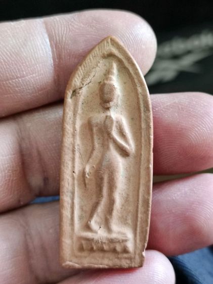 พระลีลากำแพงนิ้ว หลวงพ่อโหน่ง วัดคลองมะดัน เนื้อดิน พิมพ์หน้าเดียว