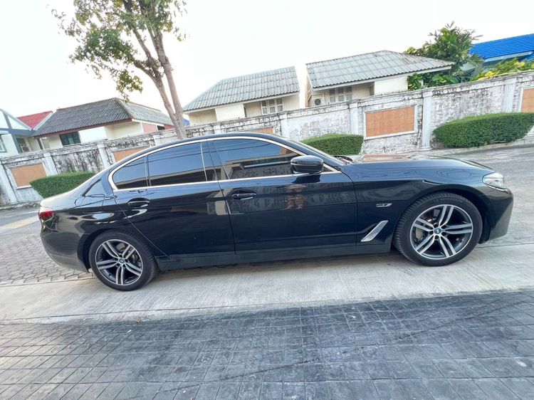 BMW Series 5 2022 530e Sedan ปลั๊กอินไฮบริด (PHEV) เกียร์อัตโนมัติ ดำ รูปที่ 3