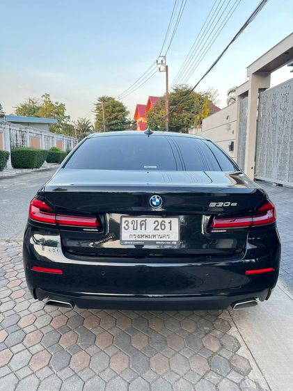 BMW Series 5 2022 530e Sedan ปลั๊กอินไฮบริด (PHEV) เกียร์อัตโนมัติ ดำ รูปที่ 4